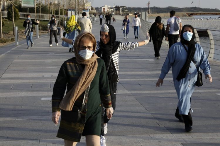 Kütləvi məzarlıq görüntülərinin yayıldığı İran koronavirusla mübarizə üçün nə edir?