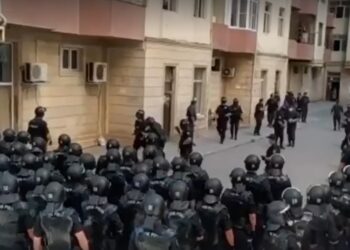 Polisə zibil atmaqda ittiham olunan 11 nəfər saxlanılıb