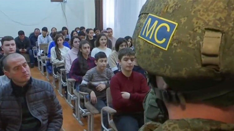 Rusiya sülhməramlıları Xankəndidə şagirdlərə təhlükəsizlik təlimi keçiblər