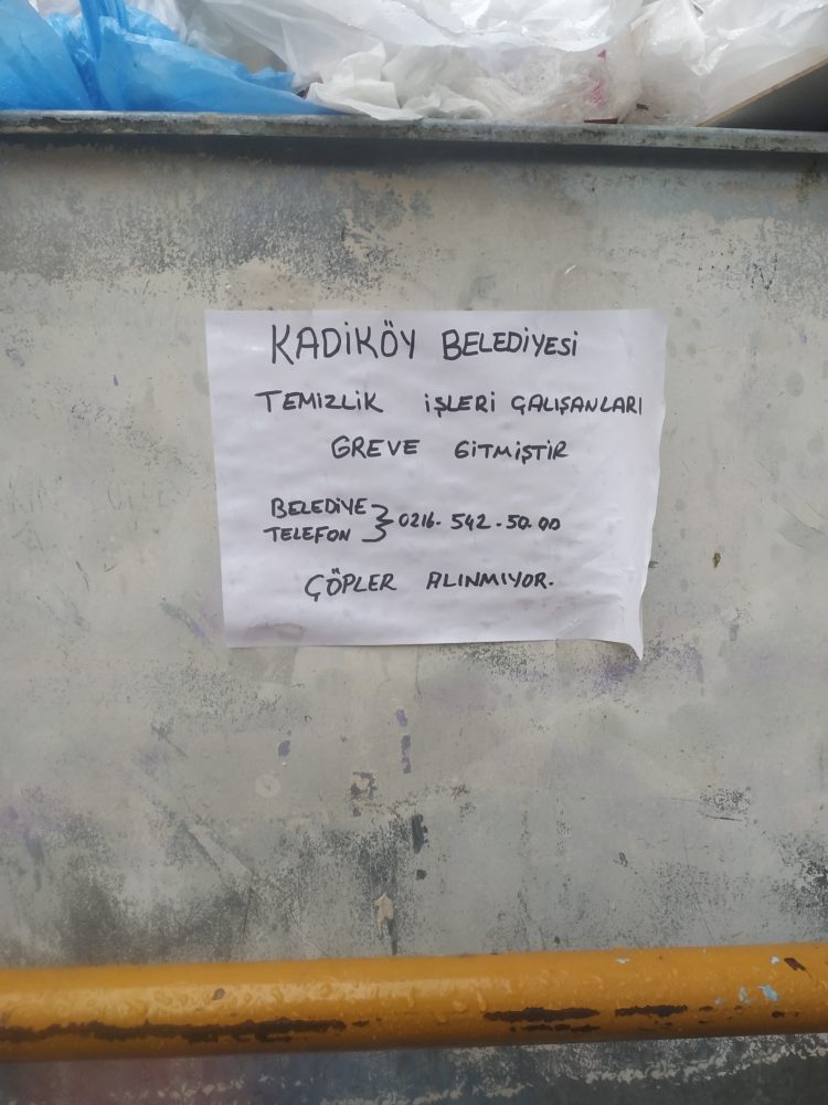 Kadıköy bələdiyyəsində işçilər daha yüksək maaş tələbi ilə tətil keçirir