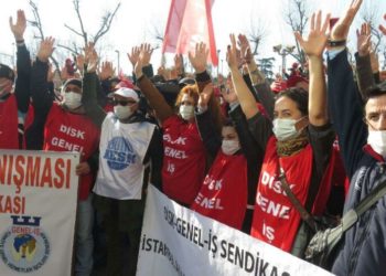 Kadıköy bələdiyyəsində işçilər daha yüksək maaş tələbi ilə tətil keçirir