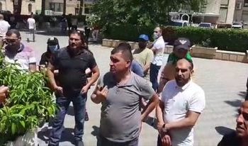 Evlərini təhvil ala bilməyən şikayətçilər AAAF Park önündə etiraz edib