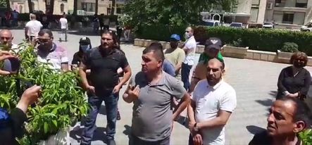 Evlərini təhvil ala bilməyən şikayətçilər AAAF Park önündə etiraz edib