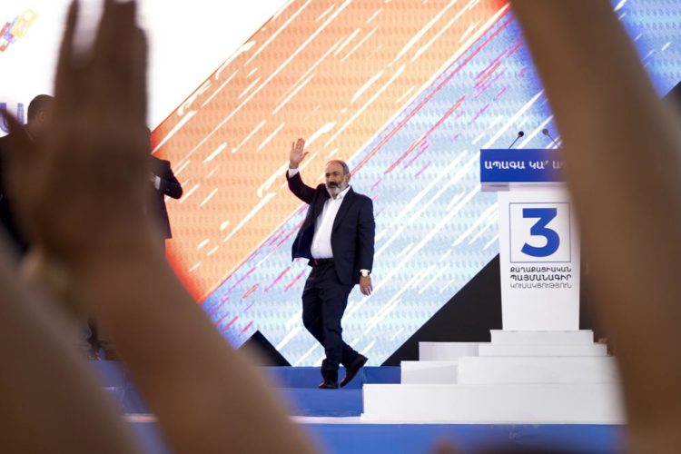 Peskov deyir ki, Paşinyanın partiyası inamlı qələbə qazanıb