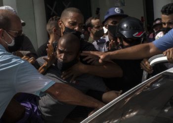 Kubada xalq etiraz edir: “Yemək yox, dərman yox, azadlıq yox. Yaşamağımıza icazə vermirlər”