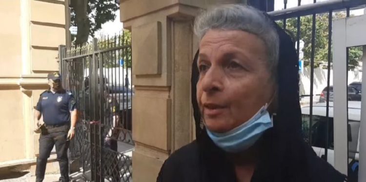 Əri tərəfindən qətlə yetirilən qadının anası: “Qızımın qanı yerdə qalmasın”