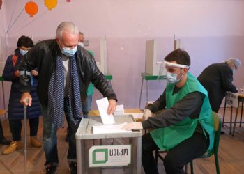 “Karusel”, elektroşokla təhdid, jurnalistlərə hücum. Gürcüstanda keçirilən seçkilərdə indiyədək baş verənlər