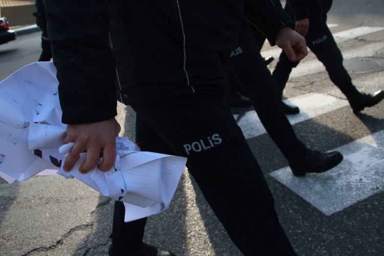 Milli Məclisin önündə jurnalistlərin “Media haqqında” qanun layihəsinə etiraz aksiyasından FOTOREPORTAJ