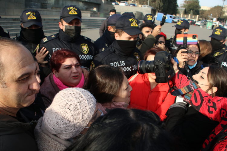 Milli Məclisin önündə jurnalistlərin “Media haqqında” qanun layihəsinə etiraz aksiyasından FOTOREPORTAJ