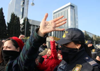 Milli Məclisin önündə jurnalistlərin “Media haqqında” qanun layihəsinə etiraz aksiyasından FOTOREPORTAJ