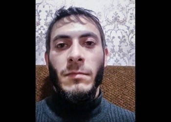 Rusiyada saxlanılan kuir çeçen gəncin təhdid altında video çəkdiyi deyilir