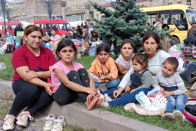Xankəndidən olan qaçqınlar üçün gələcək qeyri-müəyyəndir. Erməni jurnalistin Qorisdən reportajı